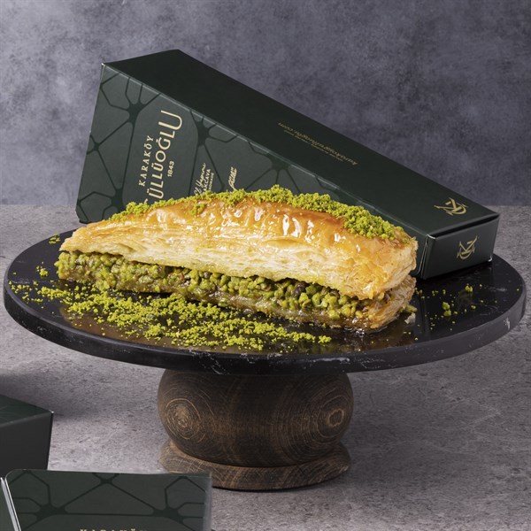 Pistachio Carrot Slice Gift in Special Box - 8 pcs